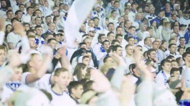 Maç boyunca stadyumdaki taraftarlar. Olimpiyskiy. Kyiv. Ukrayna.