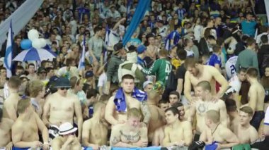 Maç boyunca stadyumdaki taraftarlar. Olimpiyskiy. Kyiv. Ukrayna.