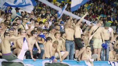Maç boyunca stadyumdaki taraftarlar. Olimpiyskiy. Kyiv. Ukrayna.