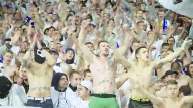 Maç boyunca stadyumdaki taraftarlar. Olimpiyskiy. Kyiv. Ukrayna.