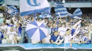 Maç boyunca stadyumdaki taraftarlar. Olimpiyskiy. Kyiv. Ukrayna.