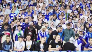 Maç sırasında stadyumdaki taraftarlar. Ağır çekim. Olimpiyskiy. Kyiv. Ukrayna.