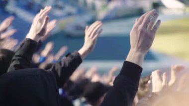 Maç sırasında stadyumdaki taraftarlar. Ağır çekim. Olimpiyskiy. Kyiv. Ukrayna.