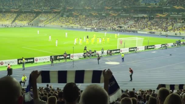 Fans in het stadion tijdens de wedstrijd. Olimpiyskiën. Kiev. Oekraïne. — Stockvideo