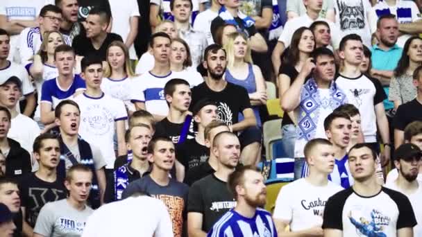 Fãs no estádio durante o jogo. Olimpiyskiy. Kiev. Ucrânia. — Vídeo de Stock