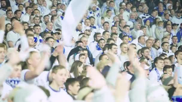 Fani na stadionie podczas meczu. Olimpijski. Kijów. Ukraina. — Wideo stockowe