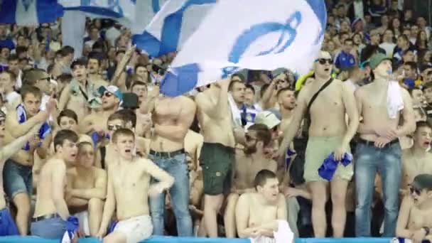 Aficionados en el estadio durante el partido. Olimpiyskiy. Kiev. Ucrania. — Vídeo de stock