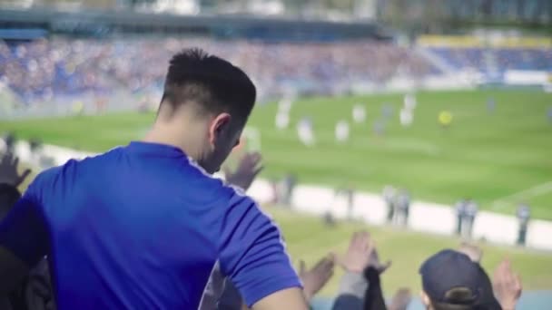 Fãs no estádio durante o jogo. Olimpiyskiy. Kiev. Ucrânia. — Vídeo de Stock