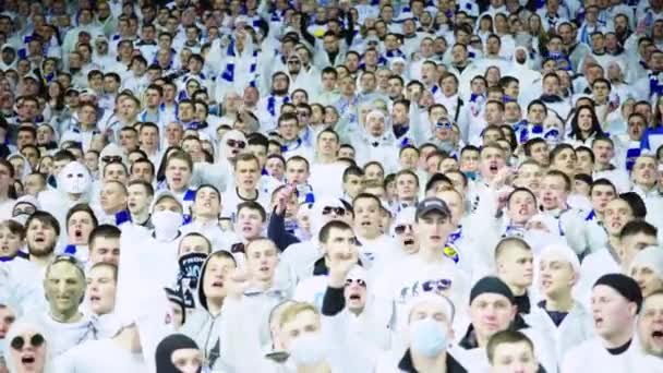 Fans in het stadion tijdens de wedstrijd. Olimpiyskiën. Kiev. Oekraïne. — Stockvideo