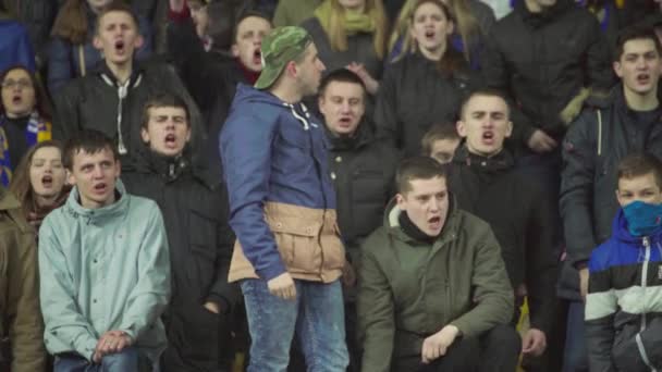 Fãs no estádio durante o jogo. Olimpiyskiy. Kiev. Ucrânia. — Vídeo de Stock