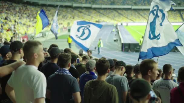 Fãs no estádio durante a partida. Movimento lento. Olimpiyskiy. Kiev. Ucrânia . — Vídeo de Stock