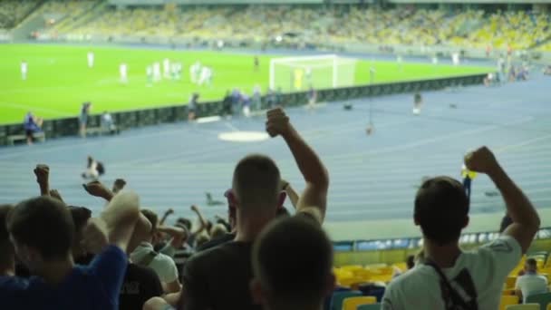 Fans in het stadion tijdens de wedstrijd. Langzame beweging. Olimpiyskiën. Kiev. Oekraïne. — Stockvideo