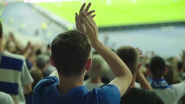 I fan allo stadio durante la partita. Al rallentatore. Olimpiyskiy. Kiev. Ucraina . — Video Stock