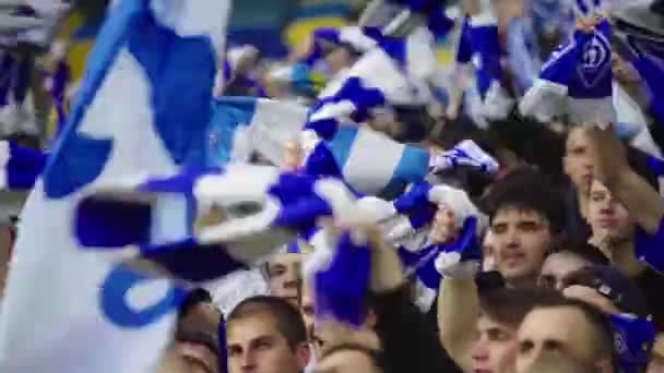 Rajongók a stadionban a meccs alatt. Lassú mozgás. Olimpiyskiy vagyok. Kijevben. Ukrajna. — Stock videók