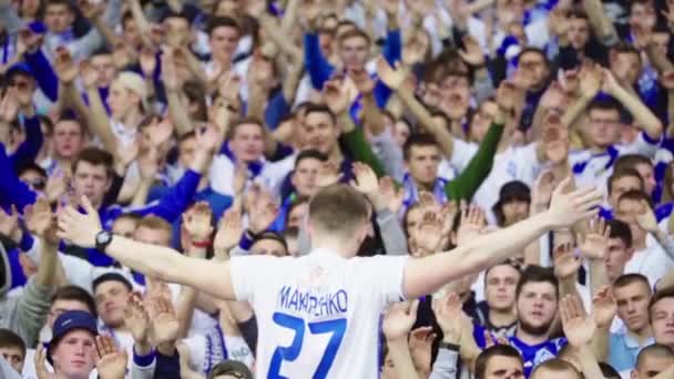 Fani na stadionie podczas meczu. Zwolnij trochę. Olimpijski. Kijów. Ukraina. — Wideo stockowe