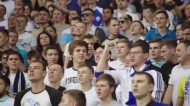 Maç sırasında stadyumdaki taraftarlar. Ağır çekim. Olimpiyskiy. Kyiv. Ukrayna.