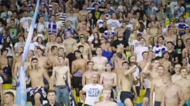 Maç sırasında stadyumdaki taraftarlar. Ağır çekim. Olimpiyskiy. Kyiv. Ukrayna.