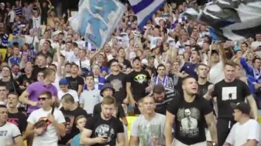 Maç sırasında stadyumdaki taraftarlar. Ağır çekim. Olimpiyskiy. Kyiv. Ukrayna.