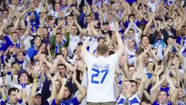 I fan allo stadio durante la partita. Al rallentatore. Olimpiyskiy. Kiev. Ucraina . — Video Stock