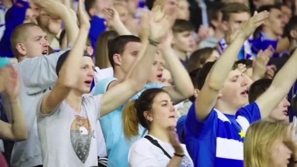 Fani na stadionie podczas meczu. Zwolnij trochę. Olimpijski. Kijów. Ukraina. — Wideo stockowe