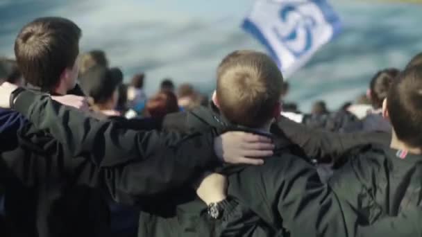 Fani na stadionie podczas meczu. Zwolnij trochę. Olimpijski. Kijów. Ukraina. — Wideo stockowe