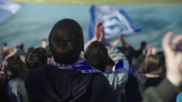 Fãs no estádio durante a partida. Movimento lento. Olimpiyskiy. Kiev. Ucrânia . — Vídeo de Stock