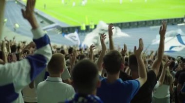 Maç sırasında stadyumdaki taraftarlar. Ağır çekim. Olimpiyskiy. Kyiv. Ukrayna.