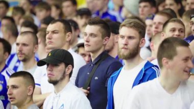 Maç sırasında stadyumdaki taraftarlar. Ağır çekim. Olimpiyskiy. Kyiv. Ukrayna.