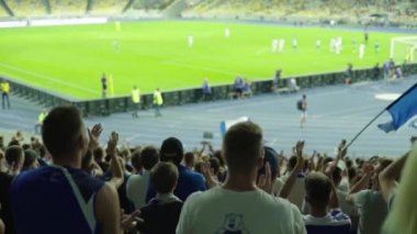 Maç sırasında stadyumdaki taraftarlar. Ağır çekim. Olimpiyskiy. Kyiv. Ukrayna.