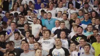 Maç sırasında stadyumdaki taraftarlar. Ağır çekim. Olimpiyskiy. Kyiv. Ukrayna.