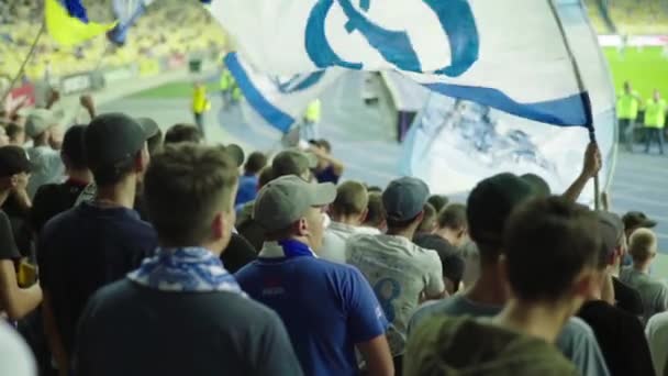 Fãs no estádio durante a partida. Movimento lento. Olimpiyskiy. Kiev. Ucrânia . — Vídeo de Stock