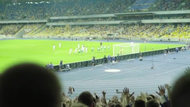 比赛期间球迷们在体育场观看比赛. 慢动作 奥利皮耶斯基 Kyiv 。 乌克兰. — 图库视频影像