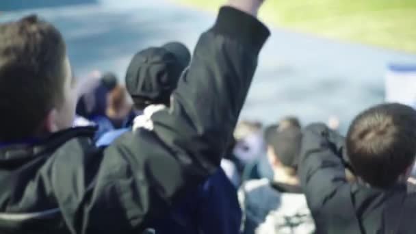 Fans während des Spiels im Stadion. Zeitlupe. olimpiyskiy. kyiv. Ukraine. — Stockvideo