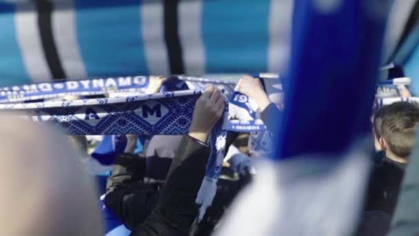 Fans während des Spiels im Stadion. Zeitlupe. olimpiyskiy. kyiv. Ukraine. — Stockvideo