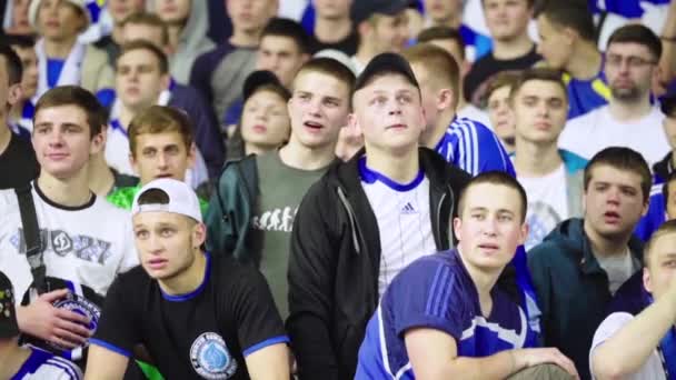 Fani na stadionie podczas meczu. Zwolnij trochę. Olimpijski. Kijów. Ukraina. — Wideo stockowe