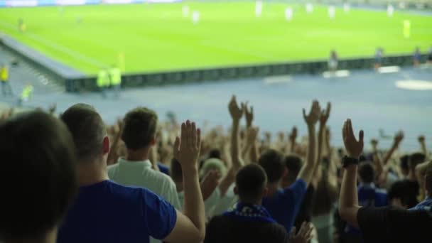 Aficionados en el estadio durante el partido. En cámara lenta. Olimpiyskiy. Kiev. Ucrania . — Vídeos de Stock