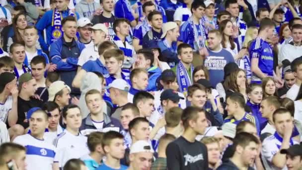 Fãs no estádio durante a partida. Movimento lento. Olimpiyskiy. Kiev. Ucrânia . — Vídeo de Stock