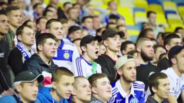 Maç sırasında stadyumdaki taraftarlar. Ağır çekim. Olimpiyskiy. Kyiv. Ukrayna.