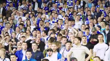 Maç sırasında stadyumdaki taraftarlar. Ağır çekim. Olimpiyskiy. Kyiv. Ukrayna.