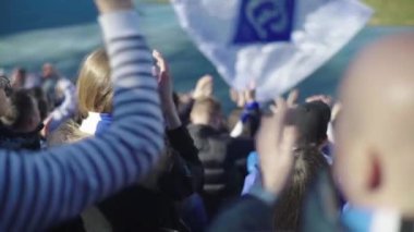Maç sırasında stadyumdaki taraftarlar. Ağır çekim. Olimpiyskiy. Kyiv. Ukrayna.
