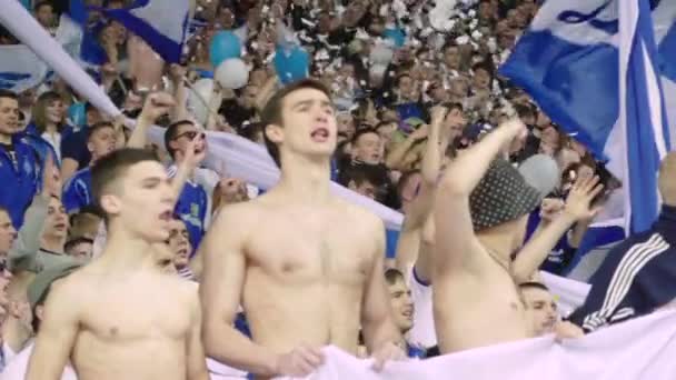 Aficionados en el estadio durante el partido. En cámara lenta. Olimpiyskiy. Kiev. Ucrania . — Vídeos de Stock