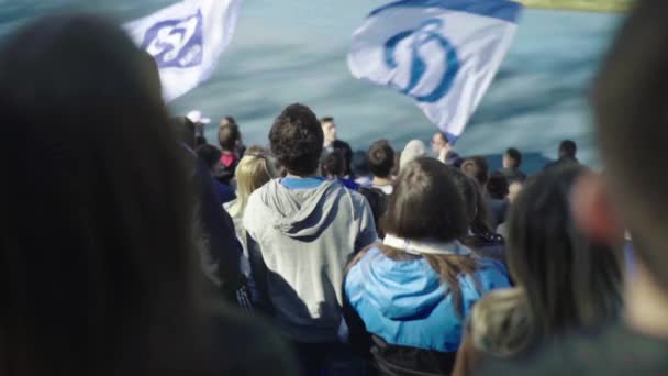 Fans während des Spiels im Stadion. Zeitlupe. olimpiyskiy. kyiv. Ukraine. — Stockvideo