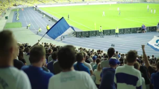 Aficionados en el estadio durante el partido. En cámara lenta. Olimpiyskiy. Kiev. Ucrania . — Vídeos de Stock