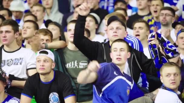 Aficionados en el estadio durante el partido. En cámara lenta. Olimpiyskiy. Kiev. Ucrania . — Vídeos de Stock