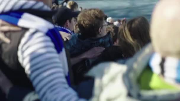 Aficionados en el estadio durante el partido. En cámara lenta. Olimpiyskiy. Kiev. Ucrania . — Vídeo de stock