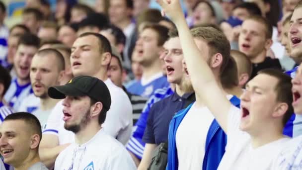 Fanii de pe stadion în timpul meciului. Mişcare lentă. Olimpiskiy. Kiev. Ucraina . — Videoclip de stoc