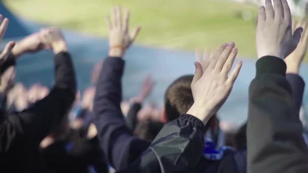 Fani na stadionie podczas meczu. Zwolnij trochę. Olimpijski. Kijów. Ukraina. — Wideo stockowe