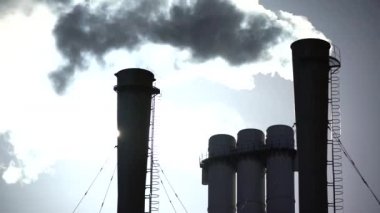 Duman bacadan geliyor. Hava kirliliği. Ekoloji. Kyiv. Ukrayna.