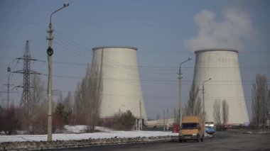 Duman bacadan geliyor. Hava kirliliği. Ekoloji. Kyiv. Ukrayna.