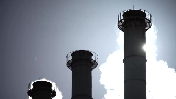 Rök kommer från skorstenen. Luftföroreningar. Ekologi. Kiev. Ukraina. — Stockvideo
